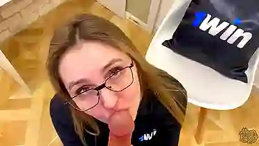 Краля в очках великолепный минет исполняет, заглатывая в ротик елдак хорошо